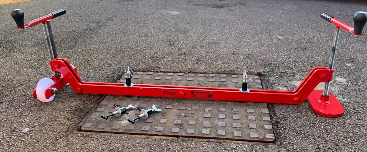 Chinook manhole cover lifter