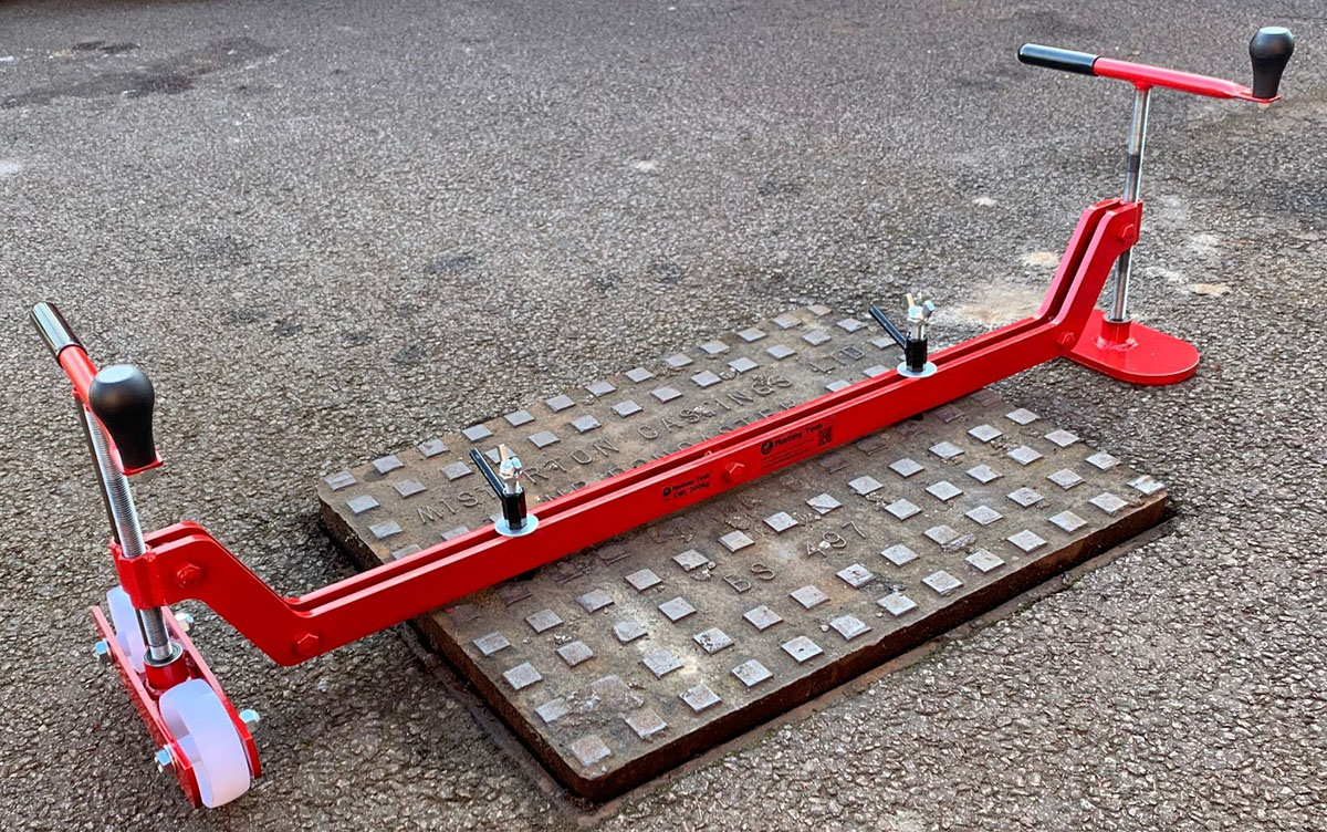 Chinook manhole cover lifter