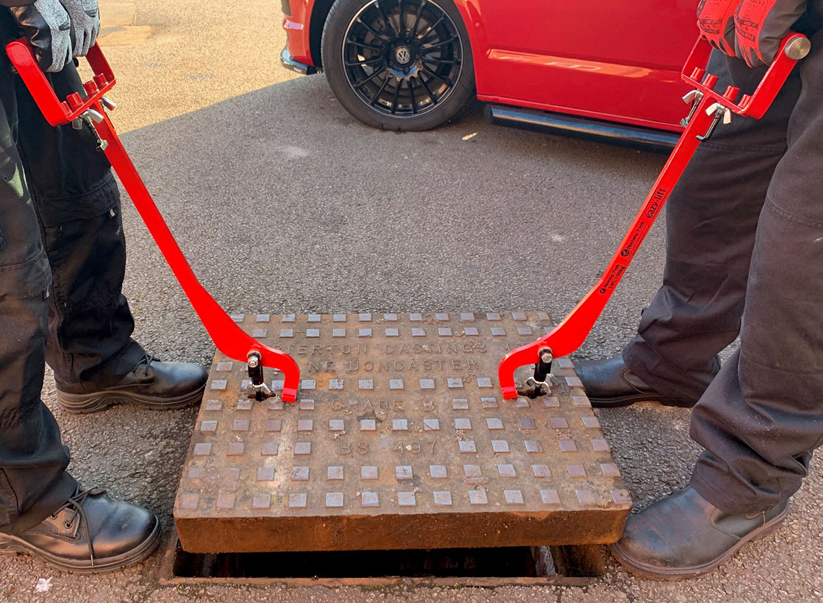 Eazy lift manhole cover lifter