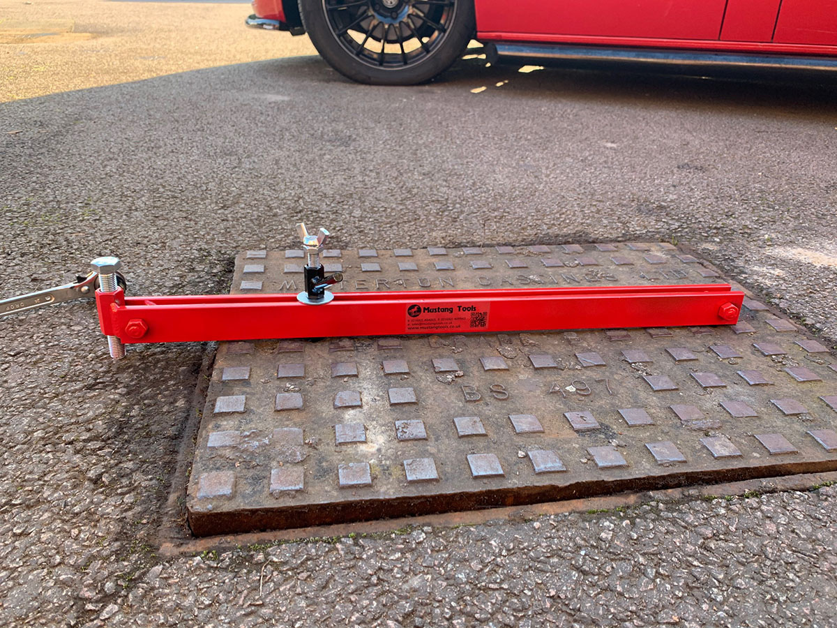 Manhole cover Seal Breaker