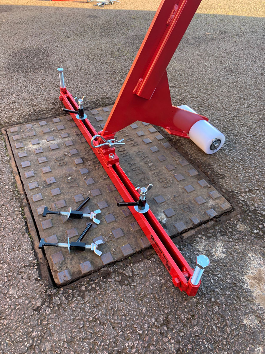 Pivot Lift manhole cover lifter