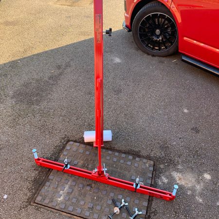 Pivot Lift manhole cover lifter