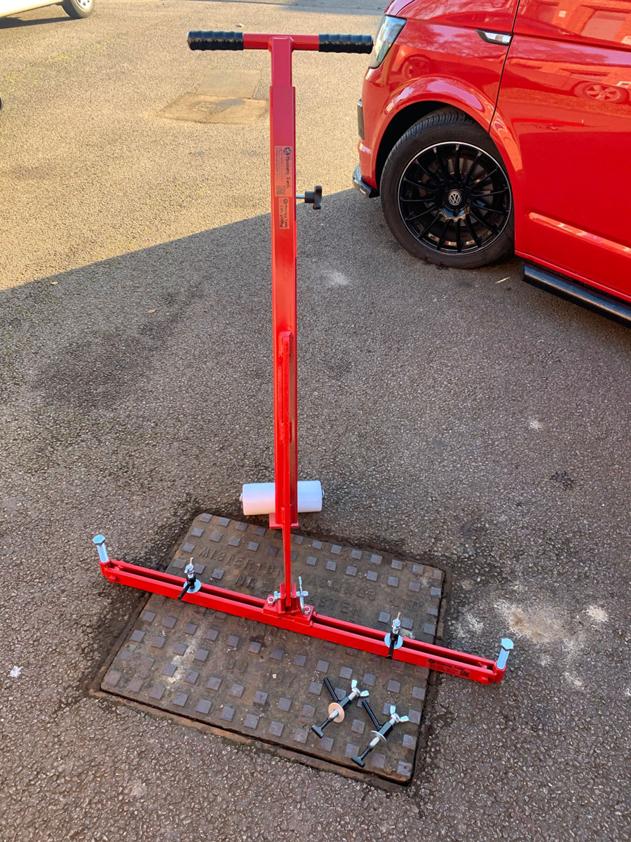 Pivot Lift manhole cover lifter